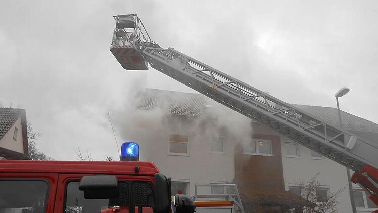 Zu einem Wohnhausbrand in Mangersreuth musste Dienstagmorgen die Feuerwehr ausrücken.  Foto: Katrin Geyer