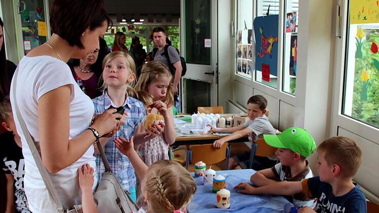 Hier werden Kerzen verziert.