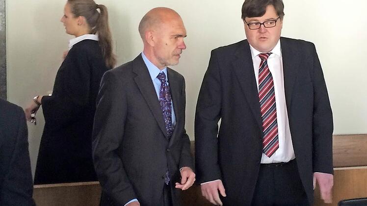Kam in Fesseln, ging als freier Mann: Matthias Schneiderbanger (rechts) mit seinem Verteidiger, Till Wagler Foto: Gertrud Glössner-Möschk