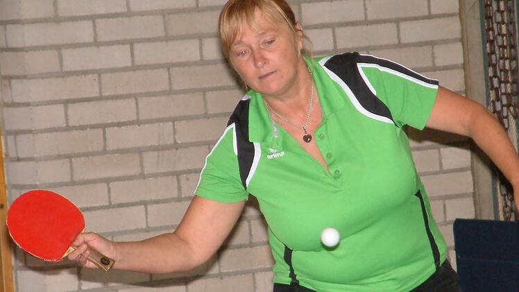 Auf Meisterkurs in der 3. Bezirksliga befindet sich die zweite Damenmannschaft der SG Neues. Angeführt wird das Team von Gisela Schrafft, die in der Vorrunde 12 ihrer 19 Einzel gewonnen hat. Foto: Hans Franz
