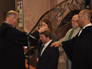 Dekan Oliver Bruckmann segnete Diakon Robert Klatt (Mitte) und erbat Gottes Segen assistiert von Ines Escher, Diakon Andreas Fritze und Pfarrer Marcus Döbert (von links). Foto: Peter Klopf