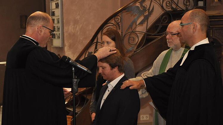 Dekan Oliver Bruckmann segnete Diakon Robert Klatt (Mitte) und erbat Gottes Segen assistiert von Ines Escher, Diakon Andreas Fritze und Pfarrer Marcus Döbert (von links). Foto: Peter Klopf
