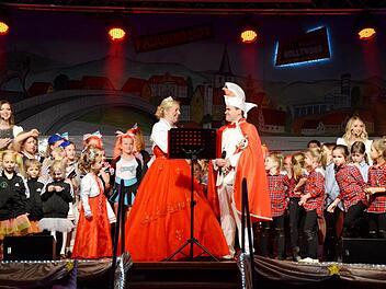 Das Hirschaider Prinzenpaar Prinz Markus III. mit seiner Lieblichkeit Jasmin I. zusammen mit ihrer eigenen kleinen Prinzessin Alessia gab sich die Ehre bei der dritten Kinderprunksitzung. Fotos: Andrea Sp&ouml;rlein
