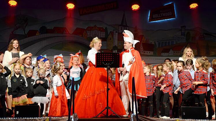 Das Hirschaider Prinzenpaar Prinz Markus III. mit seiner Lieblichkeit Jasmin I. zusammen mit ihrer eigenen kleinen Prinzessin Alessia gab sich die Ehre bei der dritten Kinderprunksitzung. Fotos: Andrea Sp&ouml;rlein