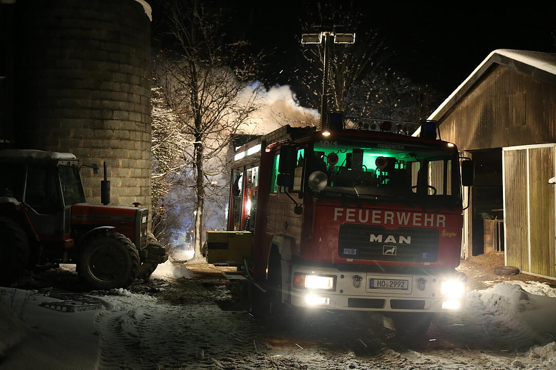 Dachstuhlbrand nahe Helmbrechts in Oberfranken hält Feuerwehr in Atem