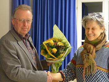 Bürgermeister Helmut Taut dankte Ingrid Hilfenhaus. Foto: Pauline Lindner
