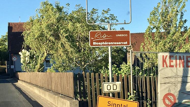 Das Ortsschild von Singenrain ist weg, dafür haben Unbekannte das Ortsschild von Weiperz dort abgelegt.  Foto: Sebastian Schmitt