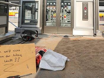 Die Reisenden fragen, wann der Forchheimer Bahnhof barrierefrei ist. Und die Arbeiter am Bahnhof antworten mit dieser Schilder-Botschaft. Foto: Barbara Herbst