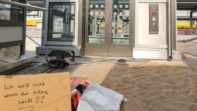 Die Reisenden fragen, wann der Forchheimer Bahnhof barrierefrei ist. Und die Arbeiter am Bahnhof antworten mit dieser Schilder-Botschaft. Foto: Barbara Herbst