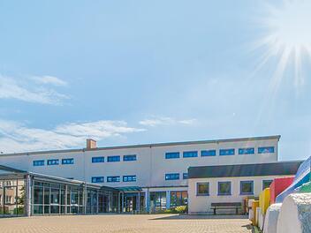 In der Schule Pressig sollte eine Außenstelle der Realschule eingerichtet werden. Daraus wird nun nichts. In der Kreistagssitzung sprachen sich nur elf Kreisräte für eine erneute Probeeinschreibung aus.  Foto: Archiv/Marian Hamacher