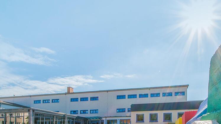 In der Schule Pressig sollte eine Außenstelle der Realschule eingerichtet werden. Daraus wird nun nichts. In der Kreistagssitzung sprachen sich nur elf Kreisräte für eine erneute Probeeinschreibung aus.  Foto: Archiv/Marian Hamacher