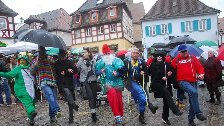 2016: Auch bei Regen sind die Gäste   guter Laune.