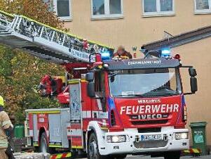 Auch die Drehleiter der Feuerwehr Ebermannstadt hatte in der Feuerwehrzufahrt am Schulgelände keinerlei Probleme. Foto: Feuerwehr