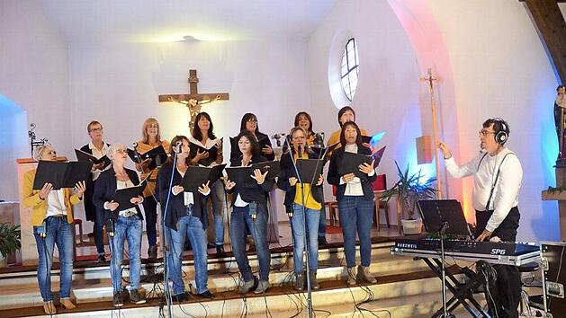 Der Chor El Shalom feierte 20. Jubiläum mit einem Benefizkonzert für den Hospizverein. Die Zuhörer waren begeistert und spendeten minutenlange Standing Ovations.  Foto: Karl-Heinz Hofmann