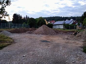 Der Bolzplatz beim Spielplatz in Oesdorf (Siedlerstraße) wurde während der Umbaumaßnahmen der Buswendeschleife und der B 470 als Lagerstelle genutzt. Foto: privat