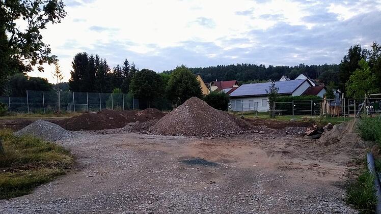 Der Bolzplatz beim Spielplatz in Oesdorf (Siedlerstraße) wurde während der Umbaumaßnahmen der Buswendeschleife und der B 470 als Lagerstelle genutzt. Foto: privat