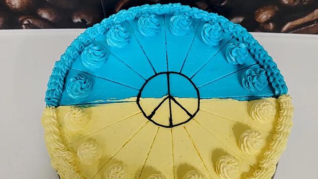 Silvana Molnar hatte die Idee zu dieser Vanille-Buttercreme-Torte in den Farben der Ukraine und mit Friedenssymbol.