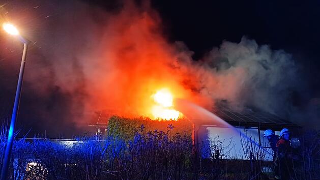 Wohnhaus steht in Vollbrand: Drei Personen leicht verletzt