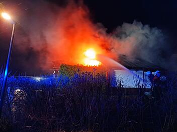 Wohnhaus steht in Vollbrand: Drei Personen leicht verletzt