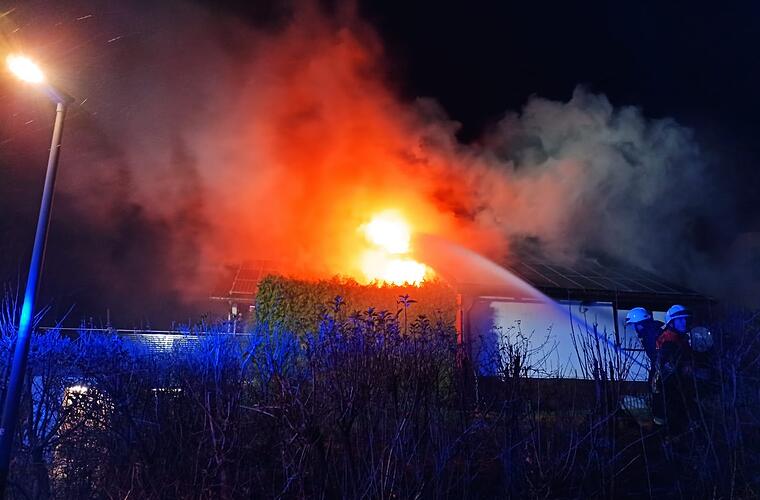 Bärnreuth: Wohnhaus in Flammen: Dach stürzt ein - drei Personen verletzt