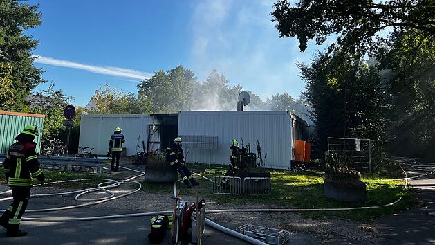Großeinsatz in Erlangen: Containeranlage für Geflüchtete in Vollbrand