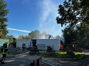 Großeinsatz in Erlangen: Containeranlage für Geflüchtete in Vollbrand