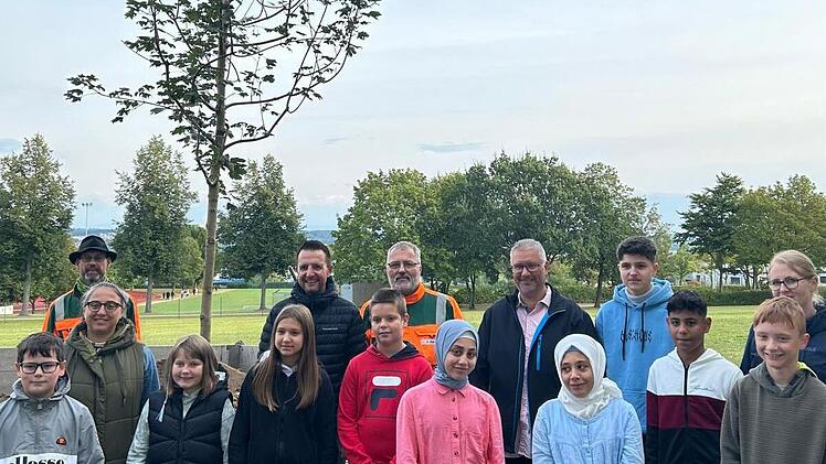 Verantwortliche und Schülerschaft freuen sich über den neuen Schulbaum.