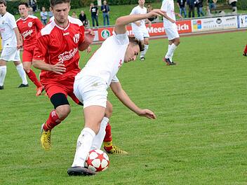 Wie hier im Hinspiel versuchte Zirndorfs Rafael Majewski (links) die Kreise von Senad Bajric und Co. einzuschränken. Doch wie damals triumphierte auch diesmal der Baiersdorfer SV.