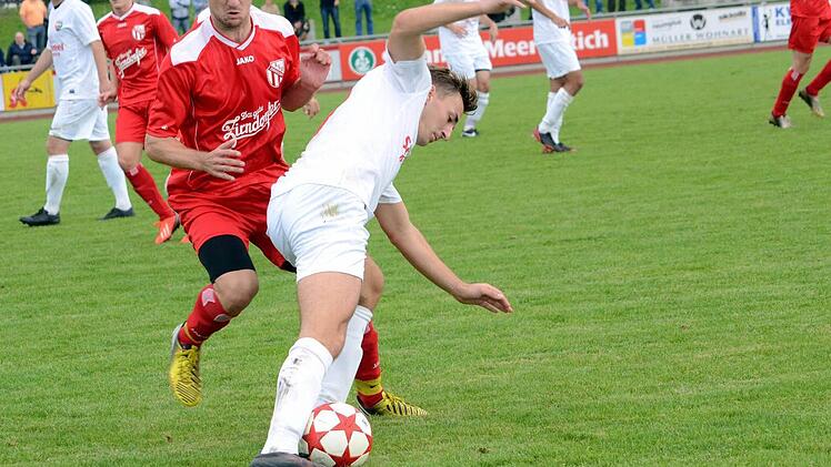 Wie hier im Hinspiel versuchte Zirndorfs Rafael Majewski (links) die Kreise von Senad Bajric und Co. einzuschränken. Doch wie damals triumphierte auch diesmal der Baiersdorfer SV.