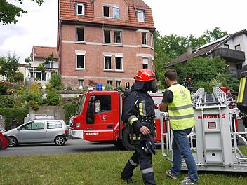 Mit der Drehleiter der Feuerwehr wurde zwei Personen aus dem total verrauchten Mehrfamilienhaus in der Geleitstraße befreit. Sie befanden sich im obersten Stockwerk und gelangten über das linke Fenster ins Freie.  Foto: Berthold Köhler