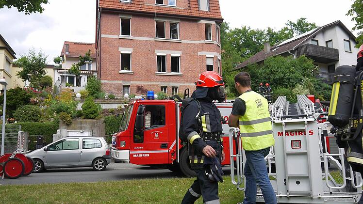Mit der Drehleiter der Feuerwehr wurde zwei Personen aus dem total verrauchten Mehrfamilienhaus in der Geleitstraße befreit. Sie befanden sich im obersten Stockwerk und gelangten über das linke Fenster ins Freie.  Foto: Berthold Köhler