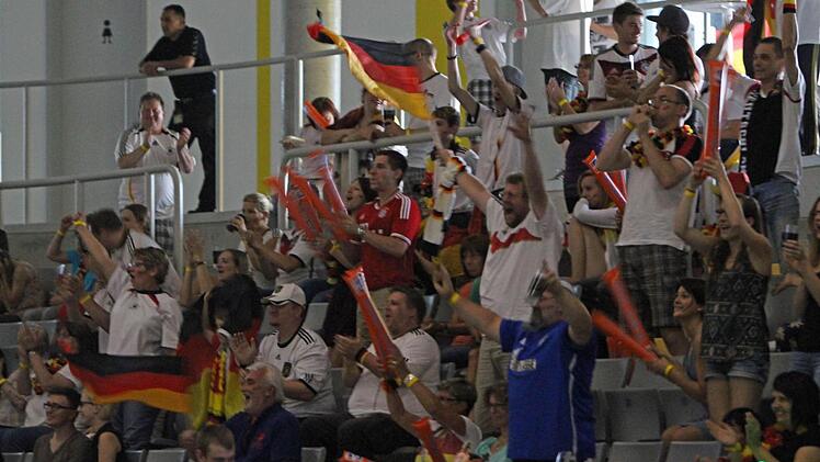 Riesenstimmung herrschte auch wieder in der HUK-Coburg-Arena, die von knapp tausend Fans in eine tolle "WM-Arena" verwandelt wurde.