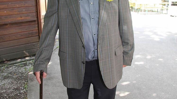 Dieter Holzknecht mimte das Dorfschulmeisterlein - und kein Kleidungsstück passte zum anderen, erklärte er. So kannte es der 72-Jährige schon vom eigenen Lehrer.