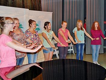 Der Jugendchor Chorisma unter Leitung von Antje Kopp sang afrikanische Lieder. Fotos: Sigismund von Dobschütz