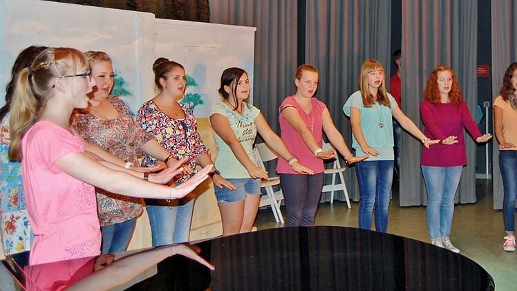 Der Jugendchor Chorisma unter Leitung von Antje Kopp sang afrikanische Lieder. Fotos: Sigismund von Dobschütz