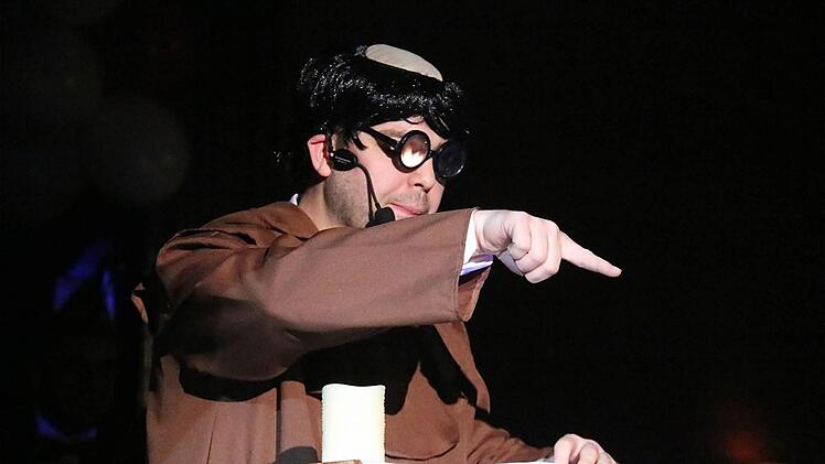 Sitzungs-Präsident Marc Scheller als letzter Mönch. Foto: Gerd Schaar