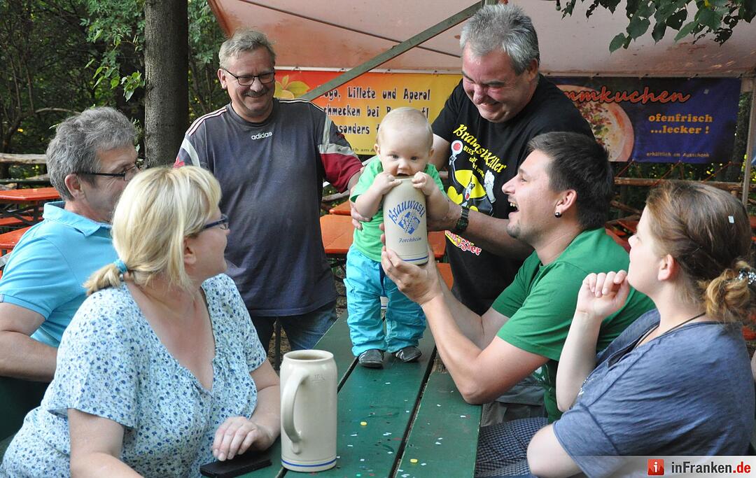 Früh übt sich, wer ein echter Annafest-Fan werden will - kein Problem bei den Paten vom Brauwastl-Keller .