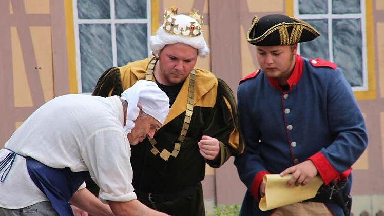 Aufführung des Märchens "Rumpelstilzchen" auf der Freilichtbühne im Schrimpf'schen Schloss  Foto: Dieter Britz