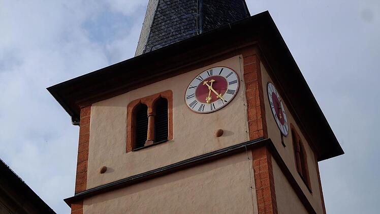 Die Läut- und Uhrenanlage der Pfarrkirche St. Johannes in Oberthulba soll eine elektronische Steuerung erhalten. Das hatte eine Sachverständige des Bischöflichen Bauamtes empfohlen. Foto: Gerd Schaar