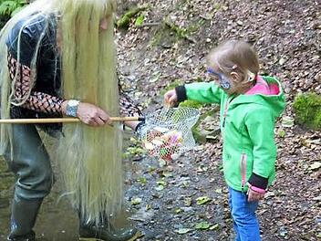 Die Steinachnixe bot den Kindern etwas zu naschen an. Foto: Klaus-Peter Wulf