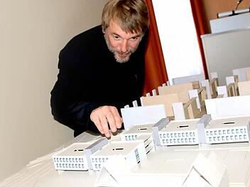 Architekt Gunther Benkert stellt die aktuelle Planung des BBZ-Neubaus vor. Foto: Heike Beudert