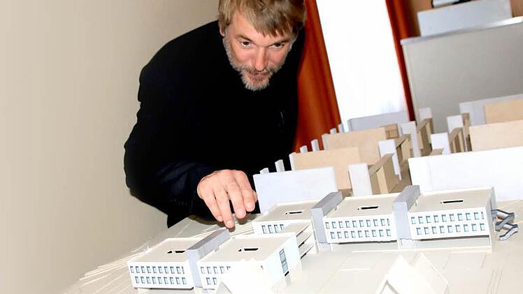 Architekt Gunther Benkert stellt die aktuelle Planung des BBZ-Neubaus vor. Foto: Heike Beudert