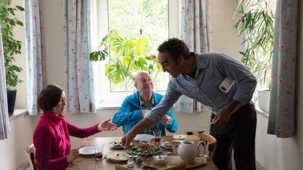 So fürstlich werden die Rentner im Film bedient. Foto: pr