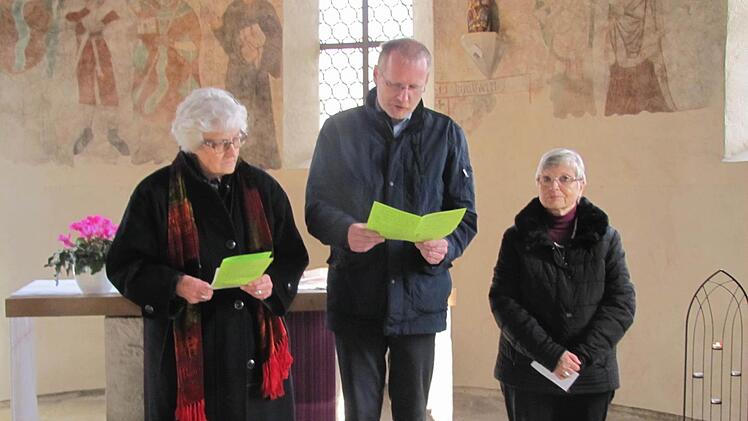 Die alt-katholischen Gemeindeglieder Christl Grünberg, Christoph Raabs und Marie-Luise Plack bei den Kyrie-Rufen am Altar der Nikolauskapelle. Foto: Martin Koch
