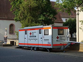 Der Sanit&auml;ts-Anh&auml;nger steht schon an der Kaiserpfalz Foto: Sebastian Wolf