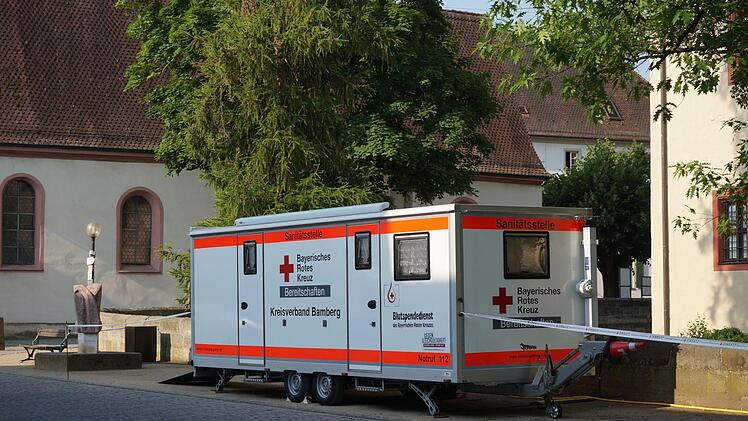 Der Sanit&auml;ts-Anh&auml;nger steht schon an der Kaiserpfalz Foto: Sebastian Wolf