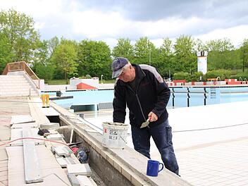 Bevor das Höchstadter Freibad am 5. Mai öffnet, werden noch Kleinigkeiten an der Beckenstatik ausgebessert. Fotos: Franziska Rieger