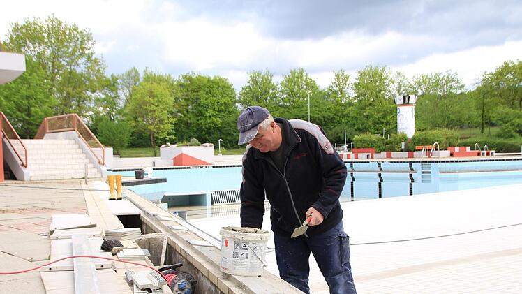 Bevor das Höchstadter Freibad am 5. Mai öffnet, werden noch Kleinigkeiten an der Beckenstatik ausgebessert. Fotos: Franziska Rieger