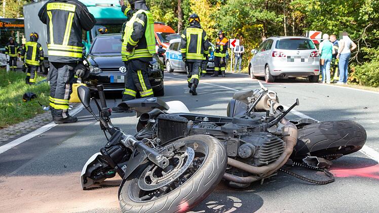 Ein 50-j&auml;hriger Motorradfahrer verstarb w&auml;hrend seiner Fahrpr&uuml;fung, als er mit einem anderen Fahrzeug zusammenstie&szlig;. Foto: News5/Ittig