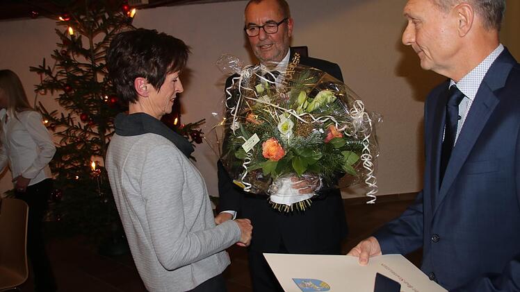 Bürgermeister Jürgen Kohmann überreicht Inge Potzel Blumen und ihrem Mann Bernd die Ehrenmedaille der Stadt.Matthias Einwag